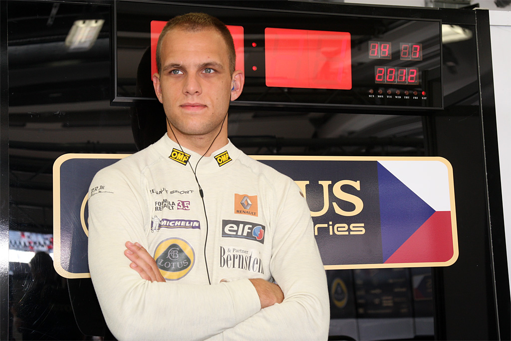 Marco Sørensen må desværre kun se på når der køres Young Driver test - men et godt 2013 kan sende ham i retning af Formel 1 igen
(Foto: Renault Sport)